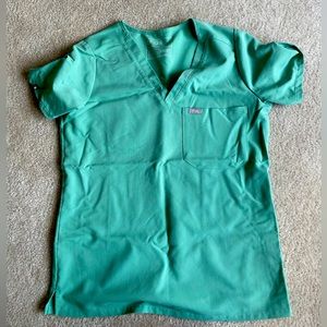 “Fig Catarina one-pocket scrub top”